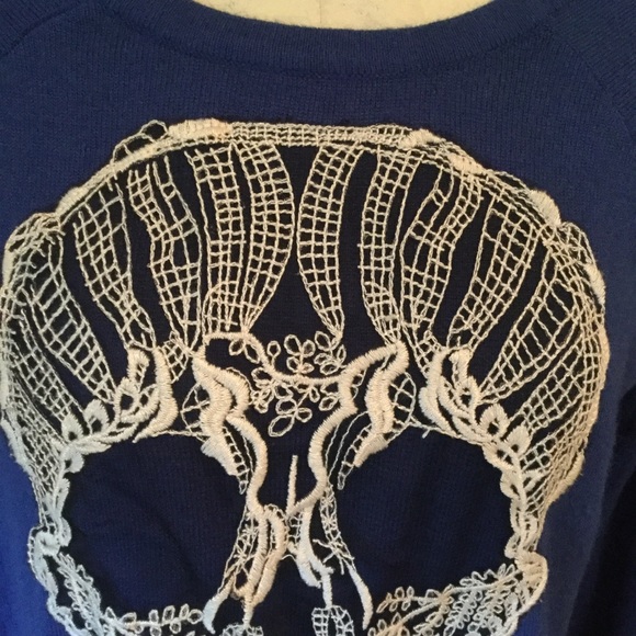☠️💙 MILLAU LACE SKULL SWEATER SZ S HIGH LOW💙☠️ - Picture 2 of 7